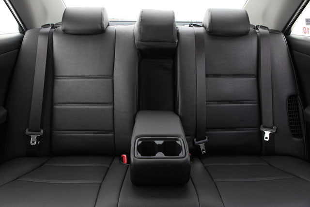 カムリ 50系ハイブリットの車にシートカバーのポイントのブラックを取付けたリヤシートの画像になります。シートカバーの取付実例,カムリ,546_2165_10.jpg