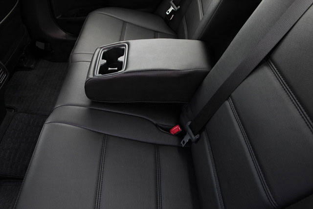 カムリ 50系ハイブリットの車にシートカバーのポイントのブラックを取付けたリヤシートの画像になります。シートカバーの取付実例,カムリ,546_2165_11.jpg