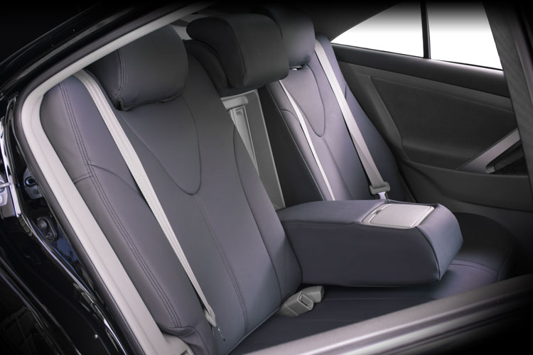 カムリ 40系ハイブリットの車にシートカバーのプロトタイプのグレーを取付けたリヤシートの画像になります。シートカバーの取付実例,カムリ,546_2165_16.jpg