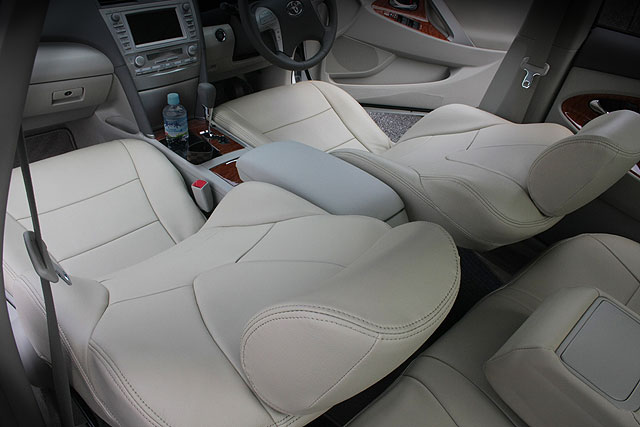 カムリ 40系の車に本革シートカバーのニューベージュを取付けリヤシート側からフロントシートにかけ見た画像になります。シートカバーの取付実例,カムリ,546_2165_20.jpg
