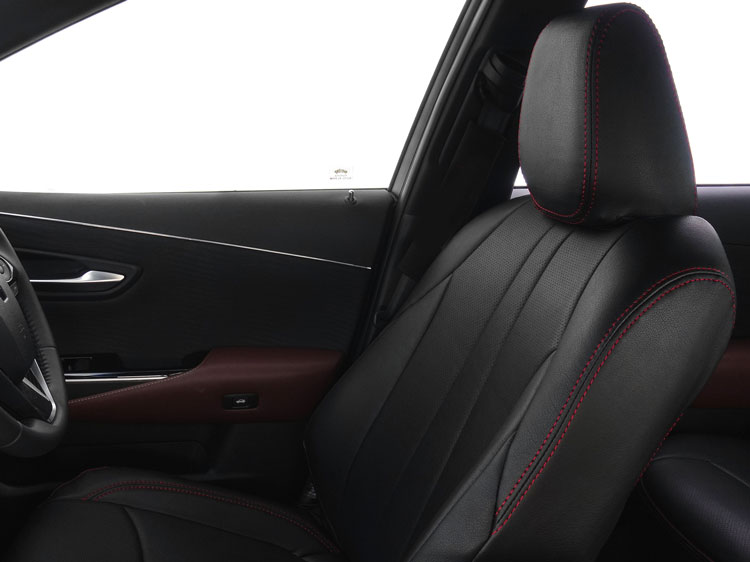 専用デザインのシートカバー ブラック+レッド ステッチの運転席シートの画像になります。シートカバーの取付実例,クラウン,548_2271_9.jpg