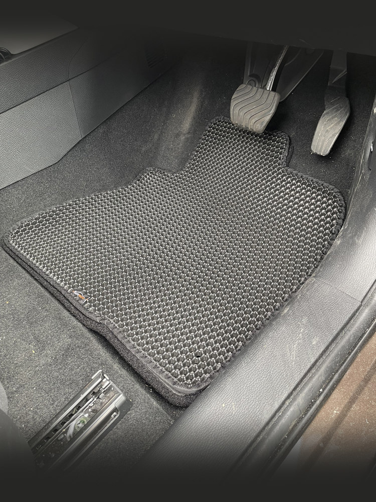 フロアマットの取付実例、番号:159、車名:アウトランダーPHEV、モデル:ダブルマット、色相:ダークグレー、159_10329_1.jpg、 
