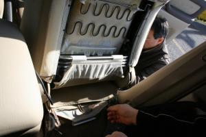 シートカバーの取り付け方法、番号:26、車名:ランドクルーザー、i2081_2.jpg、 