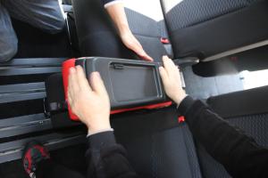 シートカバーの取り付け方法、番号:22、車名:セレナ、i318E_15.jpg、 