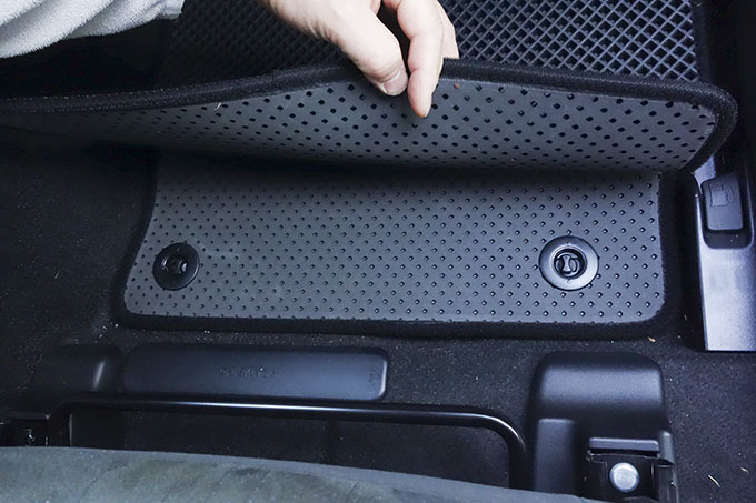フロアマットの取付実例、番号:14、車名:プリウス α、モデル:ダブルマット、色相:ダークグレー、10004_3.jpg、 