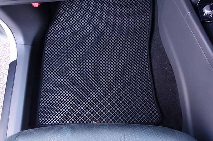 フロアマットの取付実例、番号:14、車名:プリウス α、モデル:ダブルマット、色相:ダークグレー、10004_6.jpg、 
