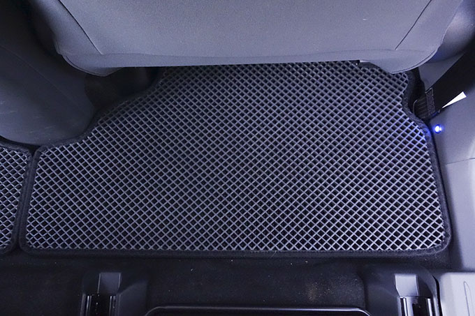 フロアマットの取付実例、番号:14、車名:プリウス α、モデル:ダブルマット、色相:ダークグレー、10004_8.jpg、 