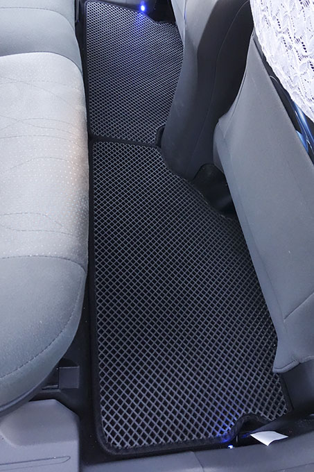 フロアマットの取付実例、番号:14、車名:プリウス α、モデル:ダブルマット、色相:ダークグレー、10004_9.jpg、 