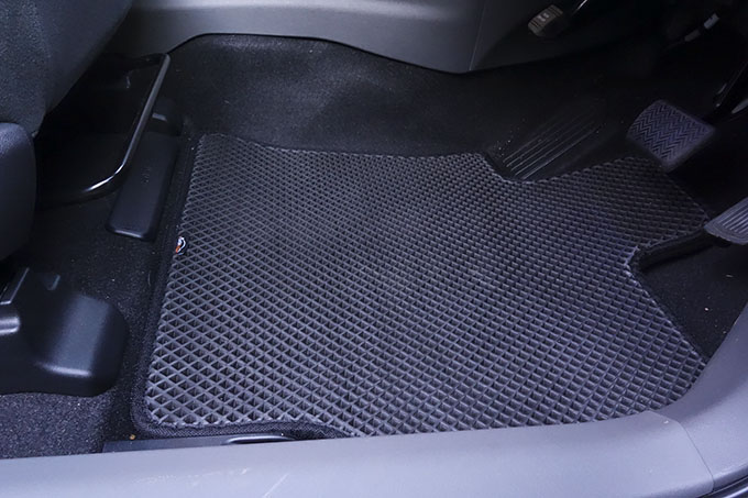 フロアマットの取付実例、番号:13、車名:プリウス α、モデル:ダブルマット、色相:ダークグレー、10005_1.jpg、 
