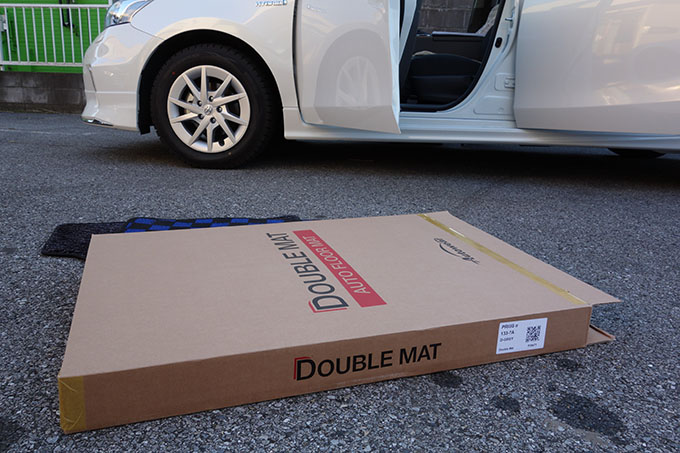 フロアマットの取付実例、番号:13、車名:プリウス α、モデル:ダブルマット、色相:ダークグレー、10005_13.jpg、 