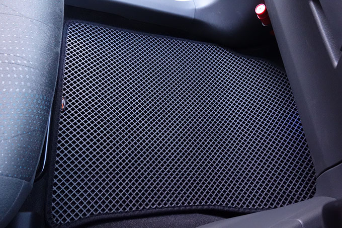 フロアマットの取付実例、番号:13、車名:プリウス α、モデル:ダブルマット、色相:ダークグレー、10005_5.jpg、 