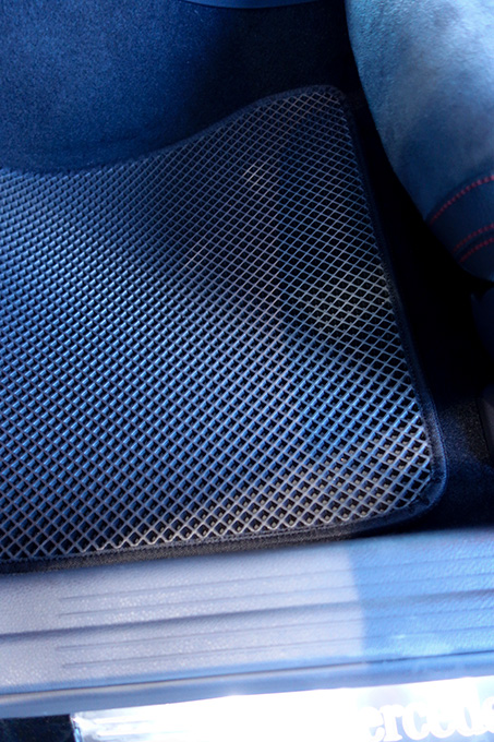 フロアマットの取付実例、番号:36、車名:ベンツ A クラス、モデル:ダブルマット、色相:ダークグレー、10022_4.jpg、 