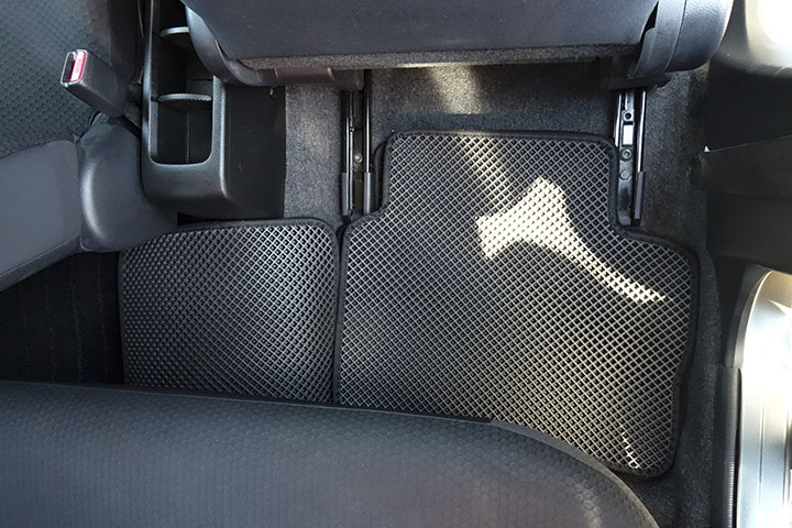 フロアマットの取付実例、番号:113、車名:ノート、モデル:ダブルマット、色相:ダークグレー、10066_4.jpg、 