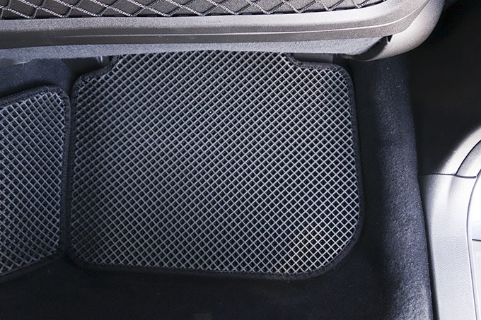 フロアマットの取付実例、番号:26、車名:レガシィ ツーリングワゴン、モデル:ダブルマット、色相:ダークグレー、10071_9.jpg、 
