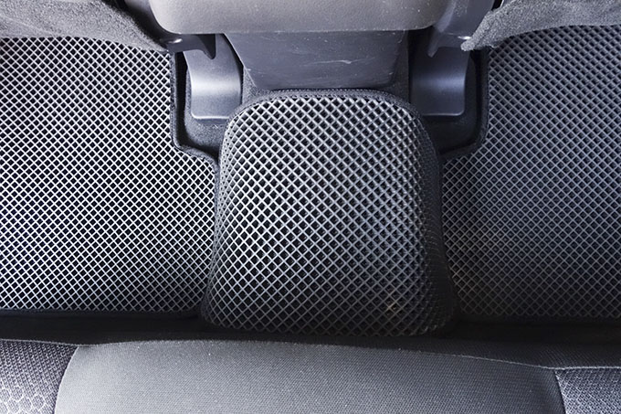 フロアマットの取付実例、番号:24、車名:RVR、モデル:ダブルマット、色相:ダークグレー、10081_9.jpg、 