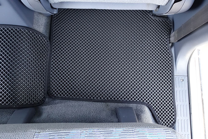 フロアマットの取付実例、番号:17、車名:ハイラックス　サーフ、モデル:ダブルマット、色相:ダークグレー、10084_15.jpg、 