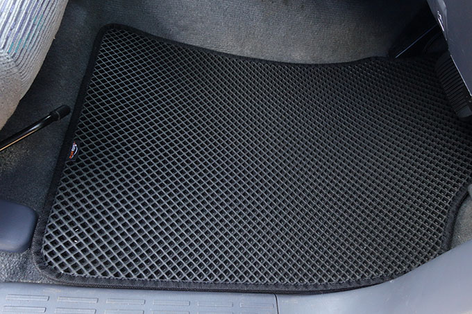 フロアマットの取付実例、番号:17、車名:ハイラックス　サーフ、モデル:ダブルマット、色相:ダークグレー、10084_3.jpg、 