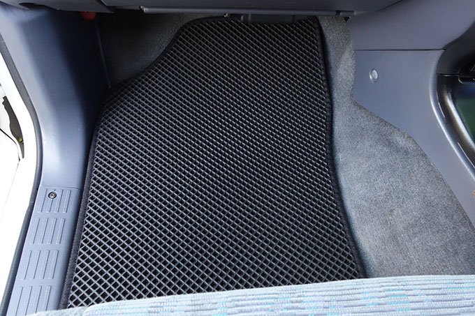 フロアマットの取付実例、番号:17、車名:ハイラックス　サーフ、モデル:ダブルマット、色相:ダークグレー、10084_7.jpg、 