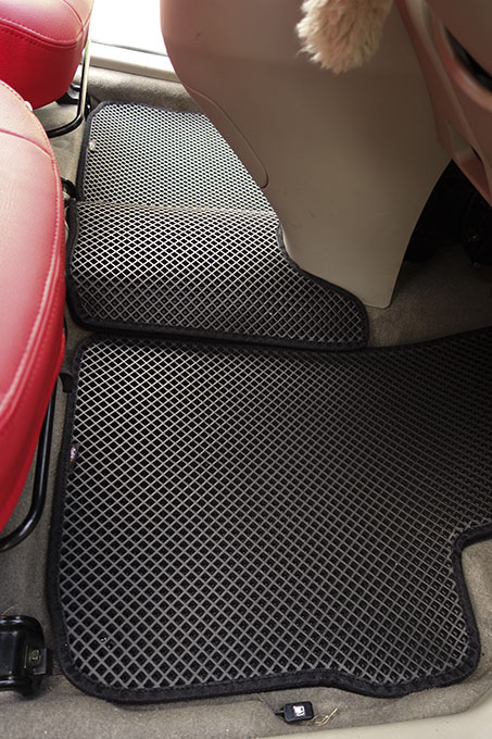 フロアマットの取付実例、番号:20、車名:R2、モデル:ダブルマット、色相:ダークグレー、10085_6.jpg、 
