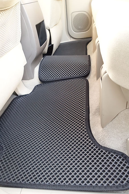 フロアマットの取付実例、番号:18、車名:ランドクルーザープラド、モデル:ダブルマット、色相:ダークグレー、10091_7.jpg、 