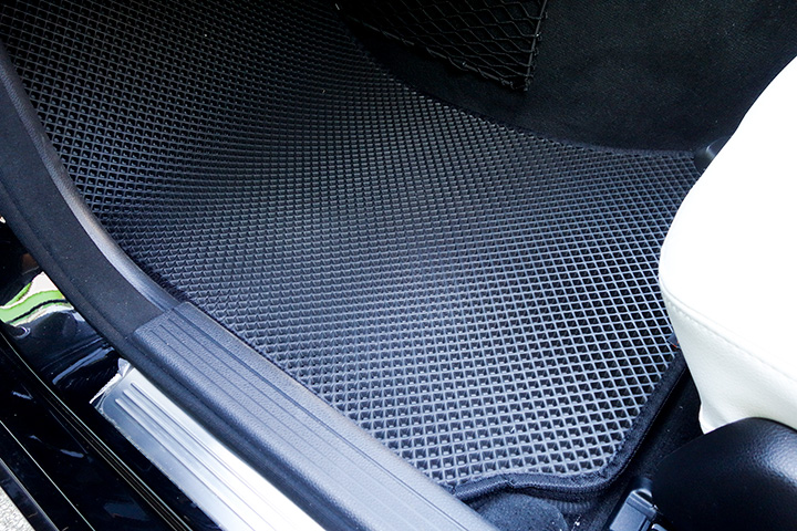 フロアマットの取付実例、番号:47、車名:ベンツ C クラス、モデル:ダブルマット、色相:ダークグレー、10093_2.jpg、 