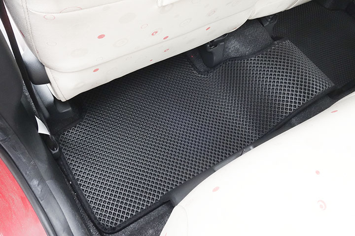 フロアマットの取付実例、番号:103、車名:パッソ、モデル:ダブルマット、色相:ダークグレー、10132_4.jpg、 