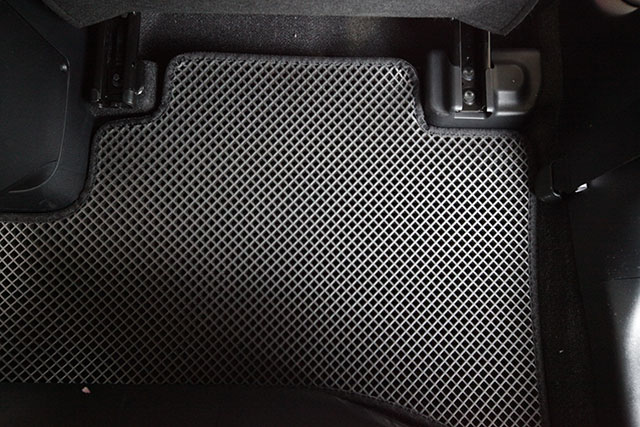フロアマットの取付実例、番号:29、車名:アクア、モデル:ダブルマット、色相:ダークグレー、10151_5.jpg、 