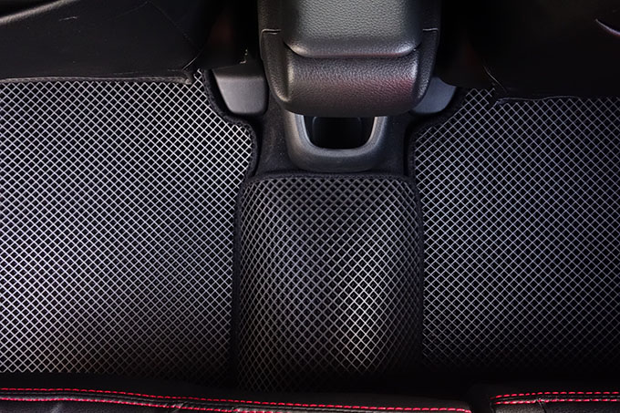 フロアマットの取付実例、番号:27、車名:ヴェゼル、モデル:ダブルマット、色相:ダークグレー、10162_7.jpg、 