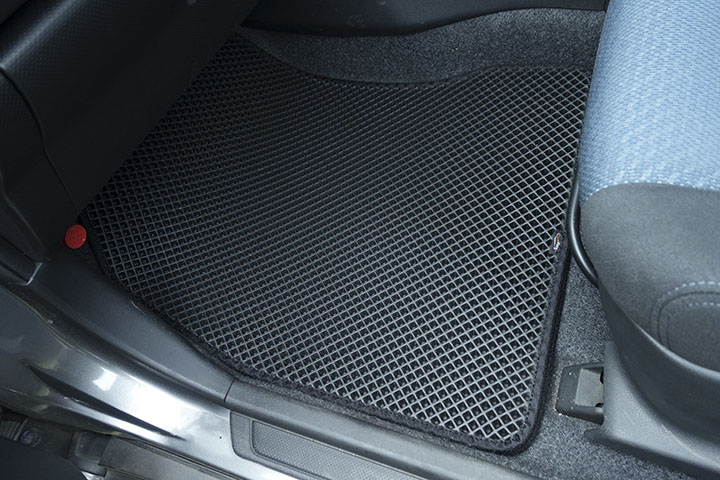 フロアマットの取付実例、番号:114、車名:ウィングロード、モデル:ダブルマット、色相:ダークグレー、10174_3.jpg、 