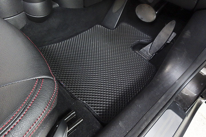 フロアマットの取付実例、番号:120、車名:ミニ クロスオーバー、モデル:ダブルマット、色相:ダークグレー、10194_1.jpg、 