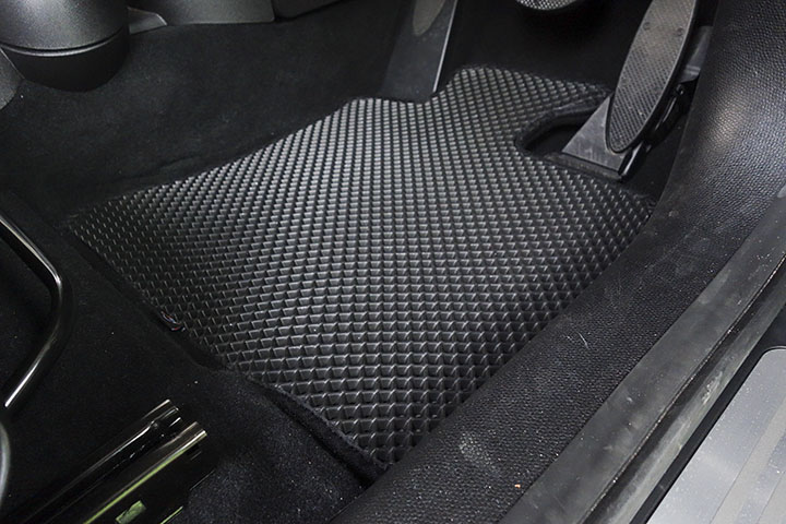 フロアマットの取付実例、番号:120、車名:ミニ クロスオーバー、モデル:ダブルマット、色相:ダークグレー、10194_2.jpg、 