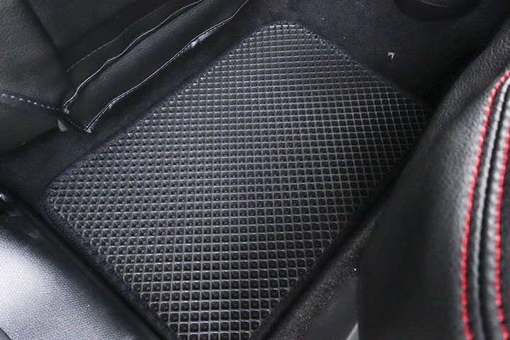 フロアマットの取付実例、番号:120、車名:ミニ クロスオーバー、モデル:ダブルマット、色相:ダークグレー、10194_6.jpg、 