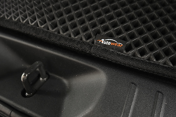 フロアマットの取付実例、番号:92、車名:プリウス α、モデル:ダブルマット、色相:ダークグレー、10214_4.jpg、 