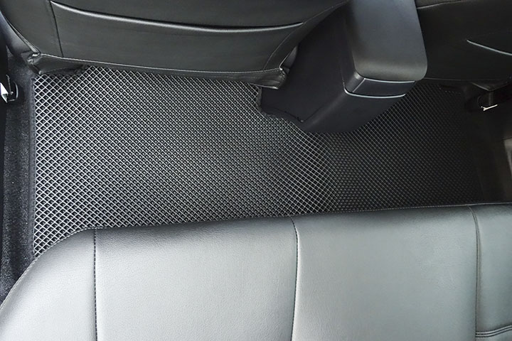 フロアマットの取付実例、番号:95、車名:カローラ アクシオ、モデル:ダブルマット、色相:ダークグレー、10218_4.jpg、 