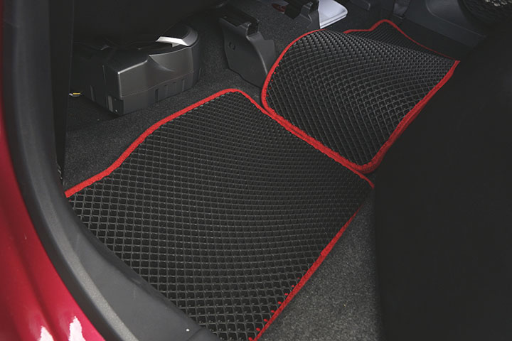フロアマットの取付実例、番号:104、車名:パッソ、モデル:ダブルマット、色相:ダークグレー / 赤テープ、10240_4.jpg、 