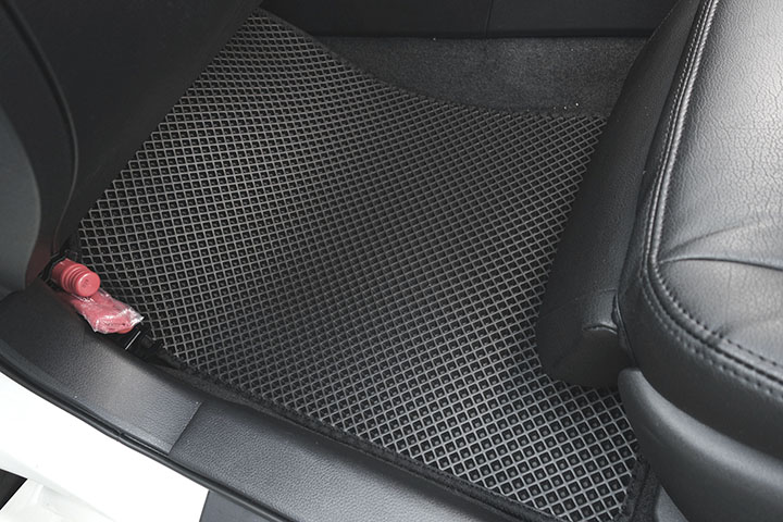 フロアマットの取付実例、番号:117、車名:ティアナ、モデル:ダブルマット、色相:ダークグレー、10246_04.jpg、 
