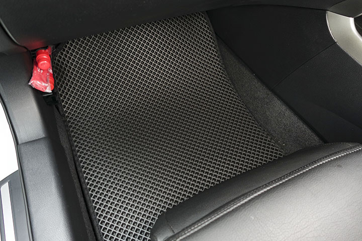 フロアマットの取付実例、番号:117、車名:ティアナ、モデル:ダブルマット、色相:ダークグレー、10246_05.jpg、 