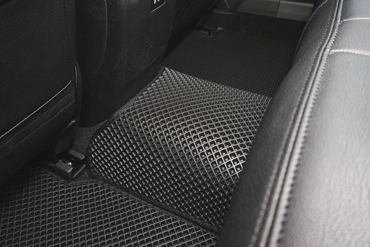 フロアマットの取付実例、番号:117、車名:ティアナ、モデル:ダブルマット、色相:ダークグレー、10246_06.jpg、 