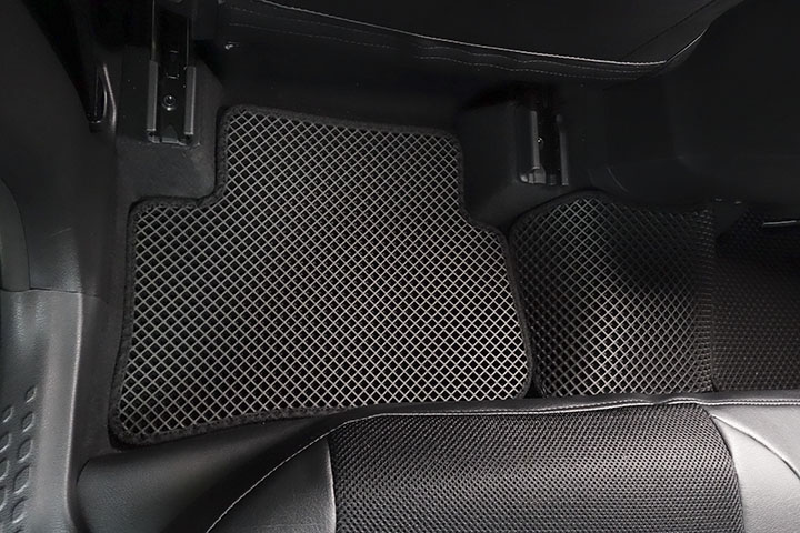 フロアマットの取付実例、番号:118、車名:C-HR、モデル:ダブルマット、色相:ダークグレー、10252_4.jpg、 