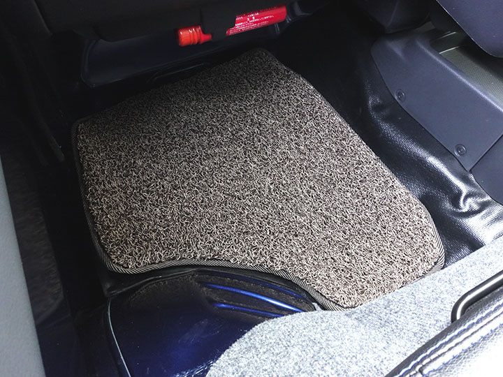 フロアマットの取付実例、番号:134、車名:キャリイ、モデル:コイルマット、色相:ベージュ、10282_2.jpg、 